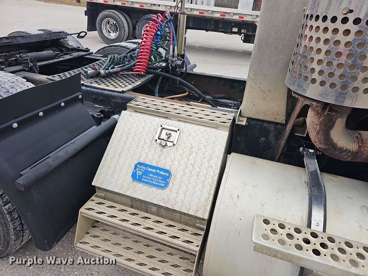 image for item NP9258 2005 Kenworth T800  semi truck