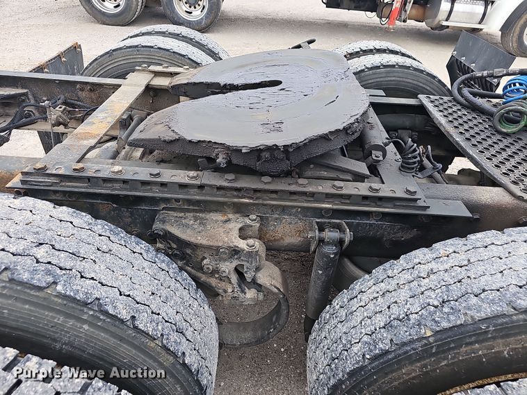 image for item NP9258 2005 Kenworth T800  semi truck