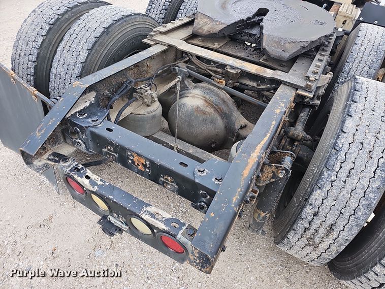 image for item NP9258 2005 Kenworth T800  semi truck