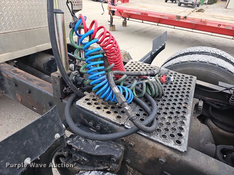 image for item NP9258 2005 Kenworth T800  semi truck