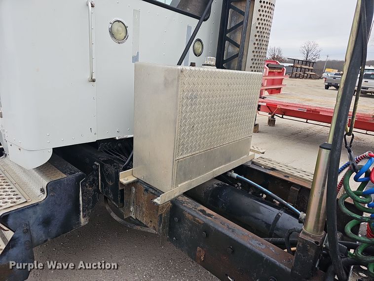 image for item NP9258 2005 Kenworth T800  semi truck