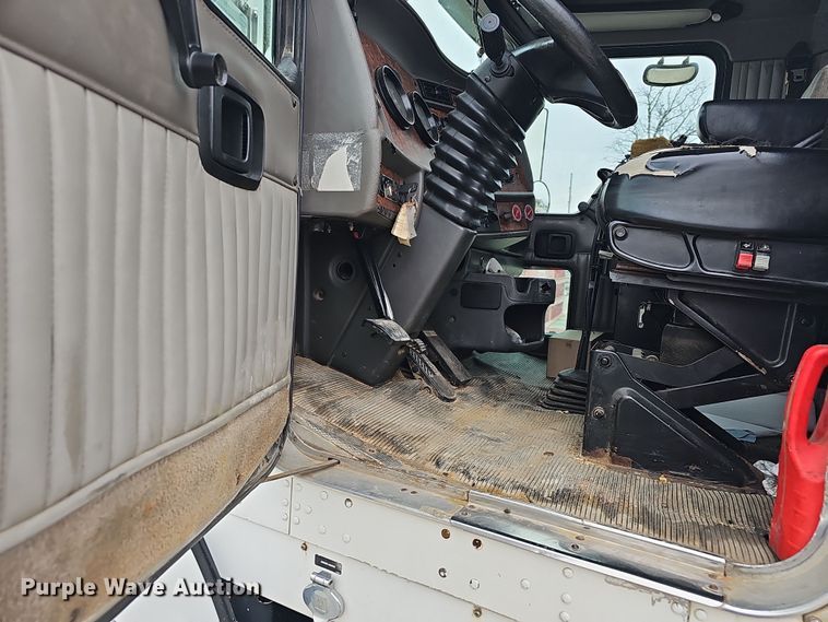 image for item NP9258 2005 Kenworth T800  semi truck