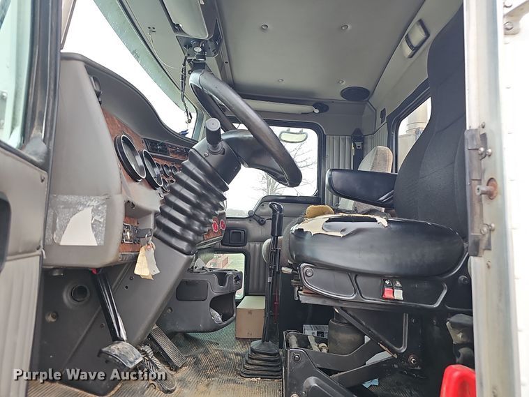 image for item NP9258 2005 Kenworth T800  semi truck