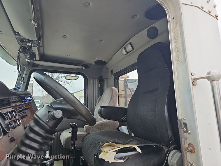 image for item NP9258 2005 Kenworth T800  semi truck