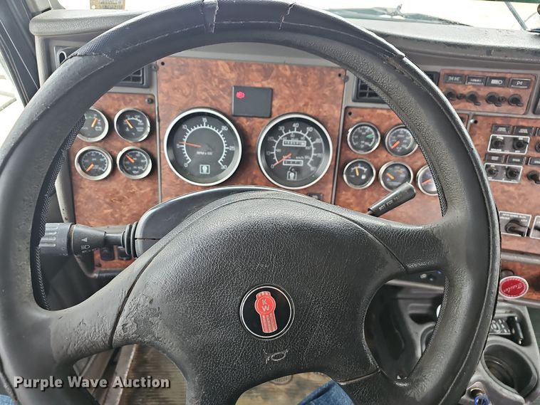 image for item NP9258 2005 Kenworth T800  semi truck