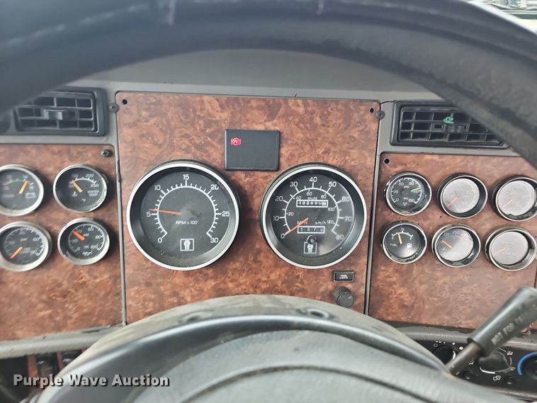 image for item NP9258 2005 Kenworth T800  semi truck