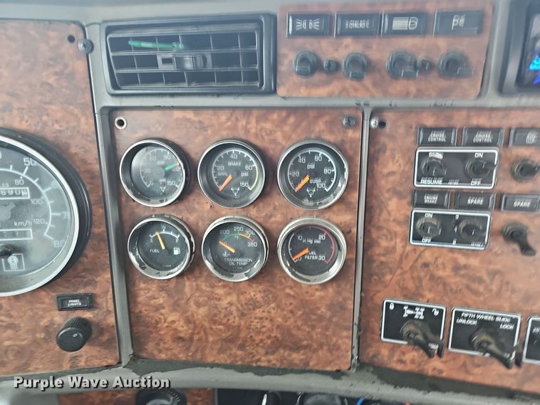 image for item NP9258 2005 Kenworth T800  semi truck