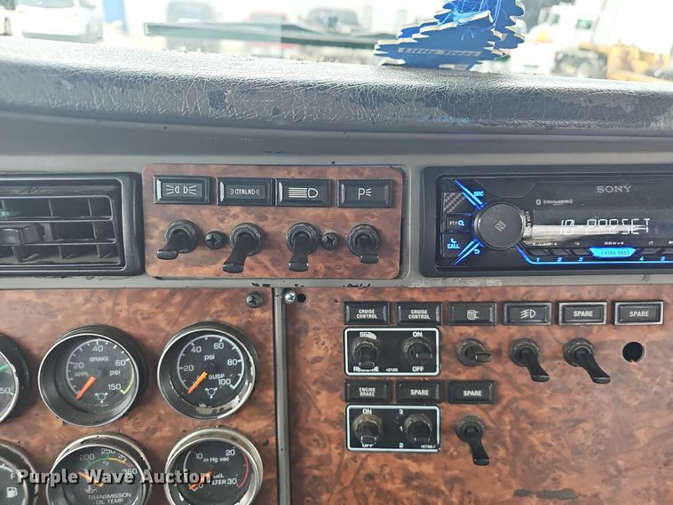 image for item NP9258 2005 Kenworth T800  semi truck