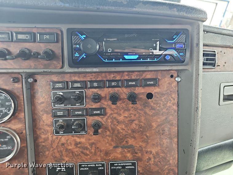 image for item NP9258 2005 Kenworth T800  semi truck