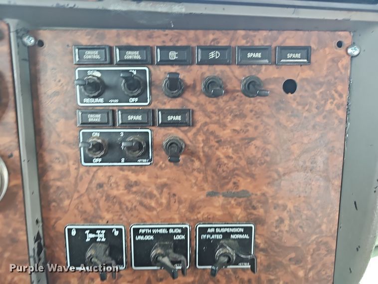 image for item NP9258 2005 Kenworth T800  semi truck