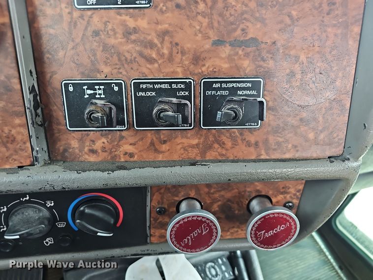 image for item NP9258 2005 Kenworth T800  semi truck