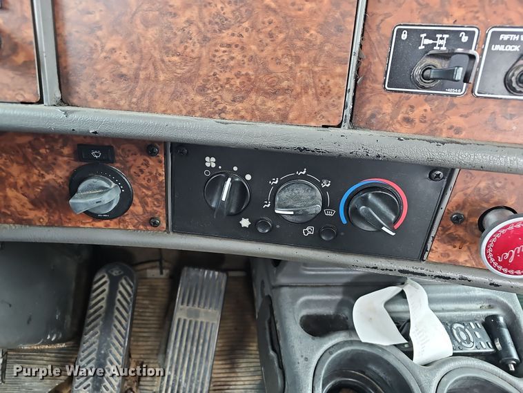 image for item NP9258 2005 Kenworth T800  semi truck