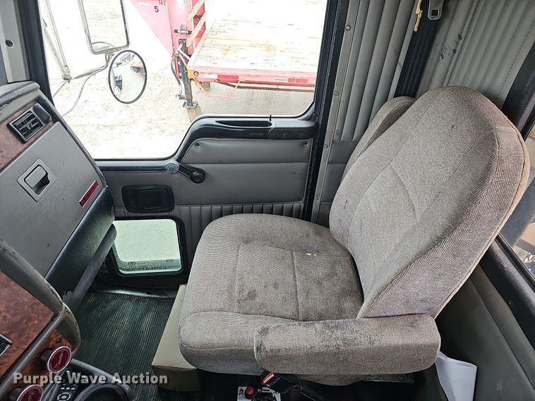 image for item NP9258 2005 Kenworth T800  semi truck