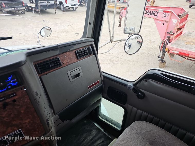 image for item NP9258 2005 Kenworth T800  semi truck