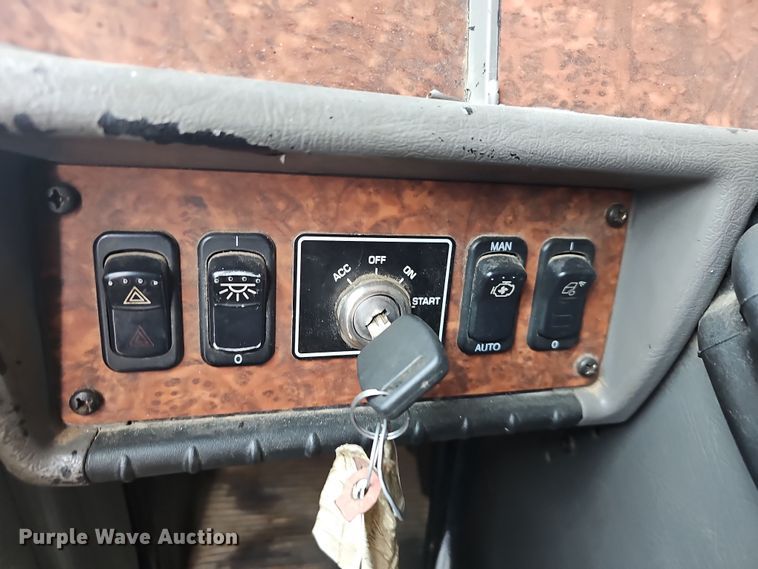 image for item NP9258 2005 Kenworth T800  semi truck