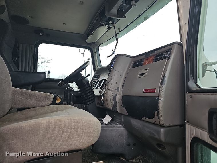 image for item NP9258 2005 Kenworth T800  semi truck