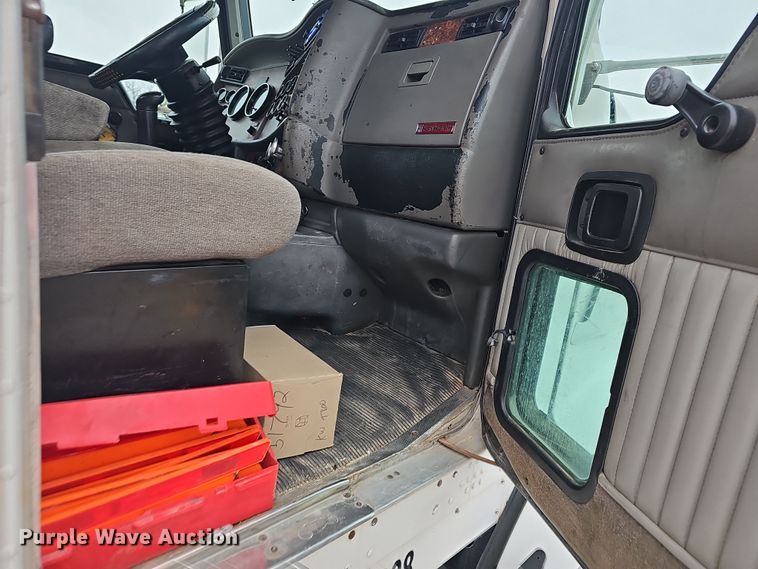 image for item NP9258 2005 Kenworth T800  semi truck