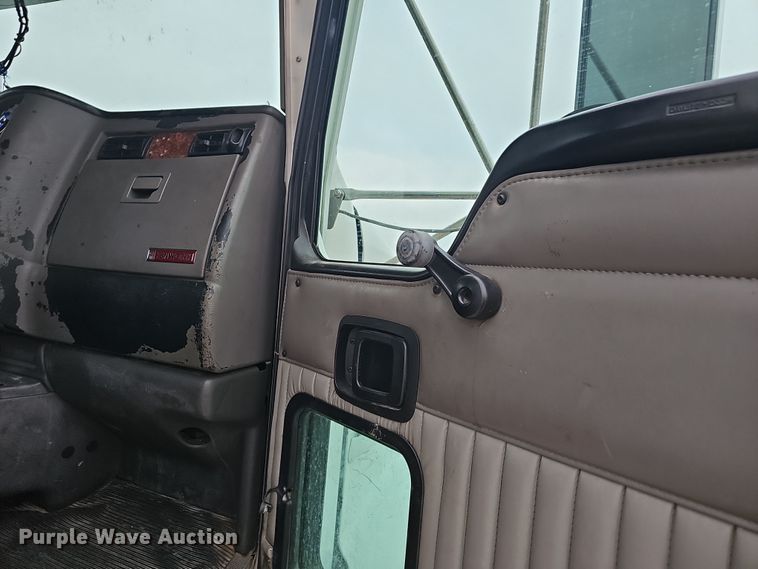 image for item NP9258 2005 Kenworth T800  semi truck