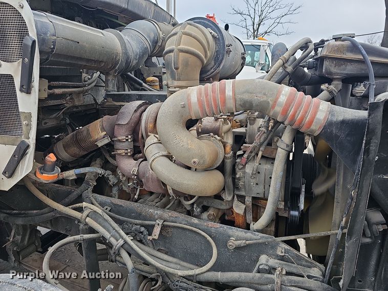 image for item NP9258 2005 Kenworth T800  semi truck