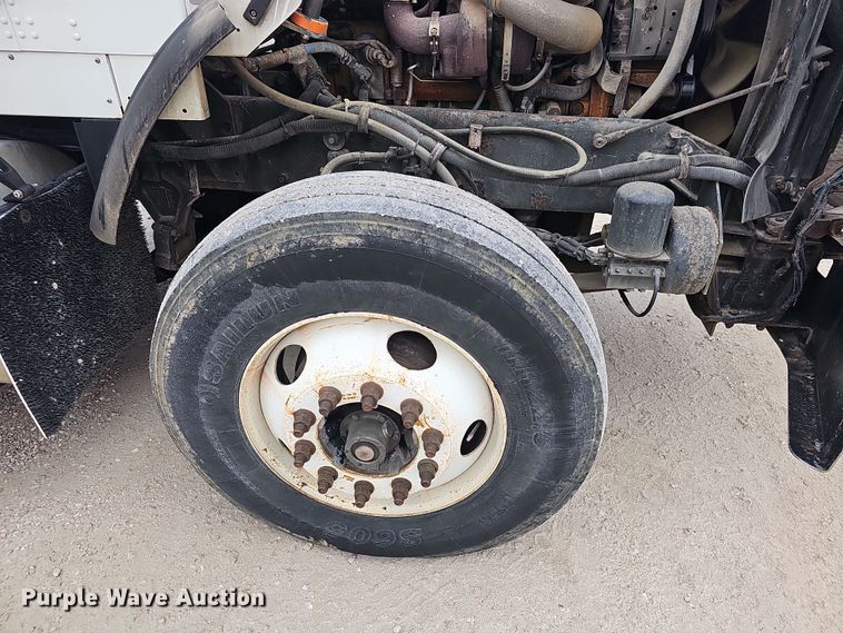 image for item NP9258 2005 Kenworth T800  semi truck