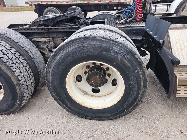 image for item NP9258 2005 Kenworth T800  semi truck