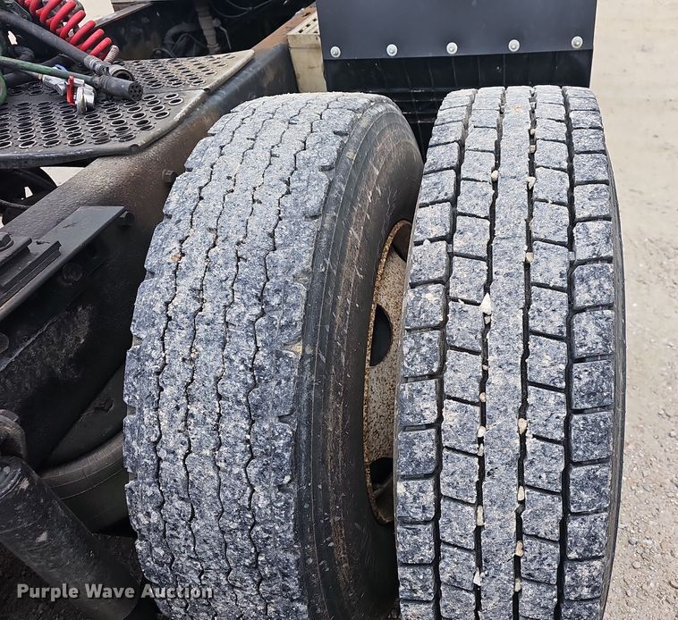 image for item NP9258 2005 Kenworth T800  semi truck