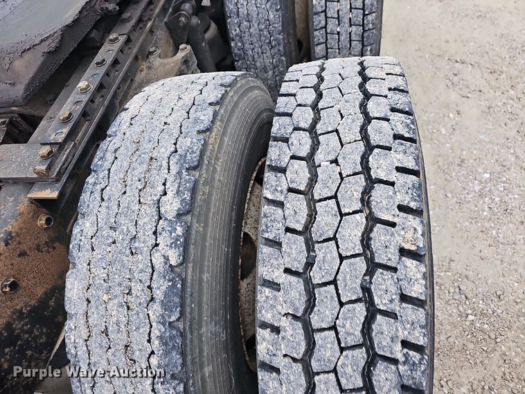 image for item NP9258 2005 Kenworth T800  semi truck