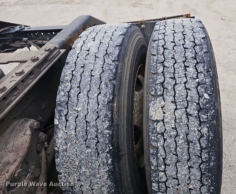 image for item NP9258 2005 Kenworth T800  semi truck