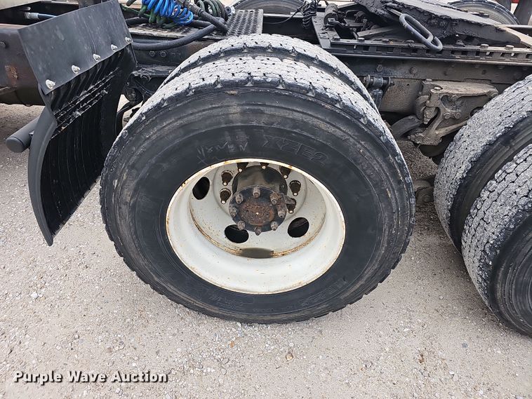 image for item NP9258 2005 Kenworth T800  semi truck