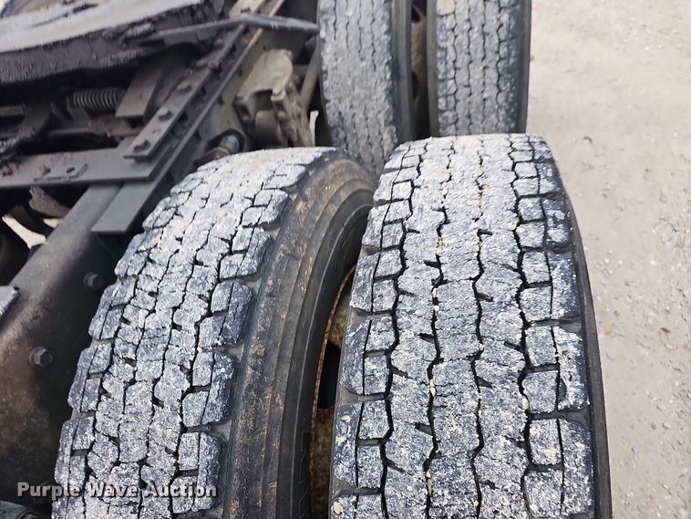 image for item NP9258 2005 Kenworth T800  semi truck