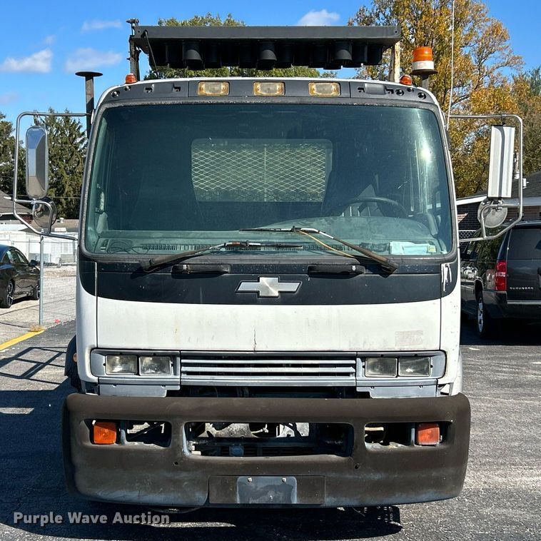 image for item NR9335 2000 Chevrolet T6500  flatbed truck