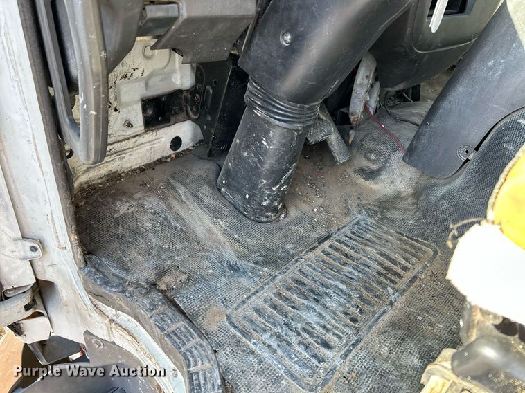 image for item NR9335 2000 Chevrolet T6500  flatbed truck