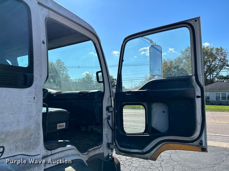 image for item NR9335 2000 Chevrolet T6500  flatbed truck