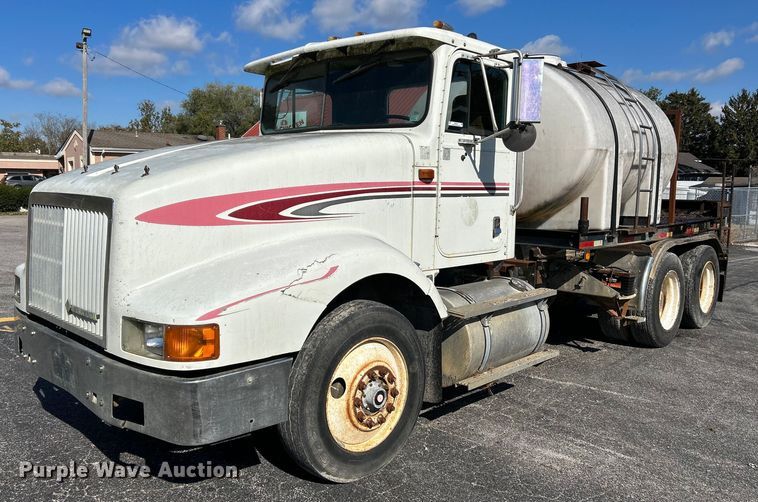 image for item NR9337 1993 International 9400  flatbed truck