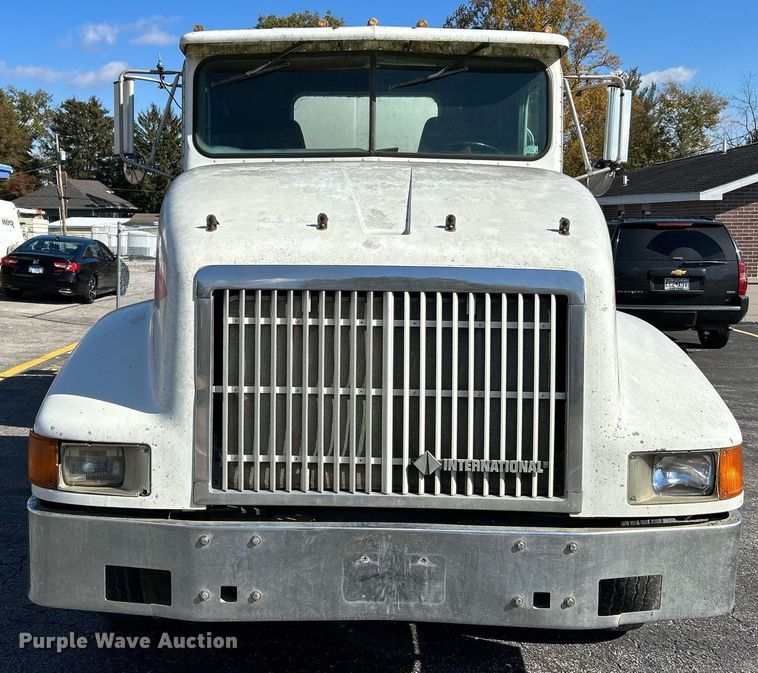 image for item NR9337 1993 International 9400  flatbed truck