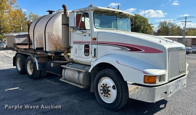 image for item NR9337 1993 International 9400  flatbed truck