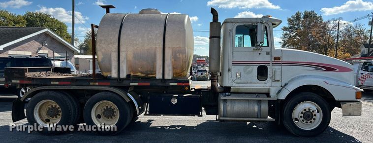 image for item NR9337 1993 International 9400  flatbed truck