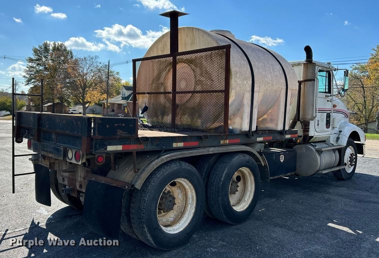 image for item NR9337 1993 International 9400  flatbed truck