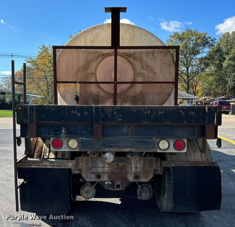 image for item NR9337 1993 International 9400  flatbed truck