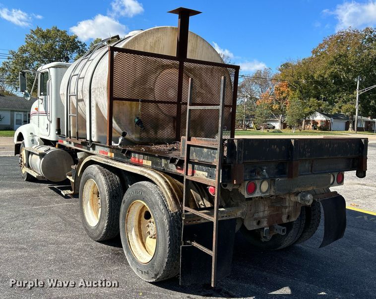 image for item NR9337 1993 International 9400  flatbed truck