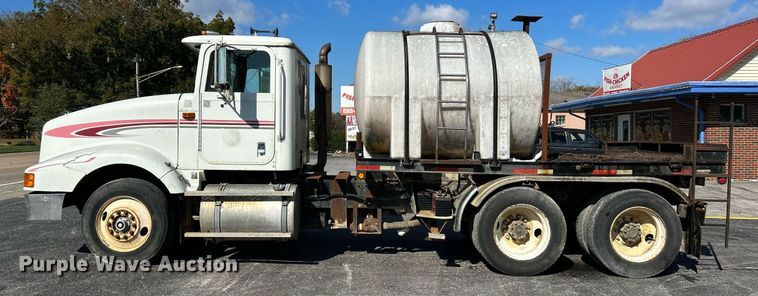 image for item NR9337 1993 International 9400  flatbed truck