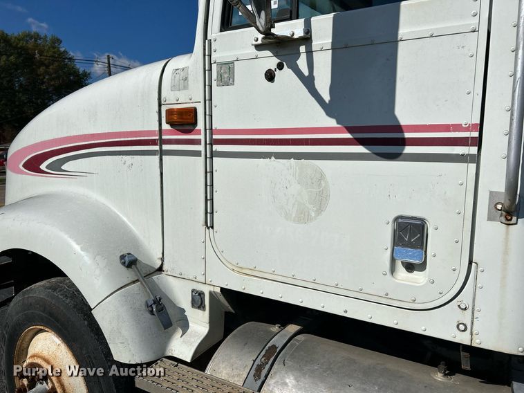 image for item NR9337 1993 International 9400  flatbed truck