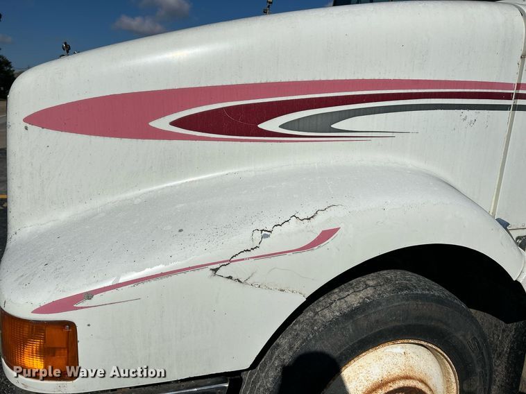 image for item NR9337 1993 International 9400  flatbed truck