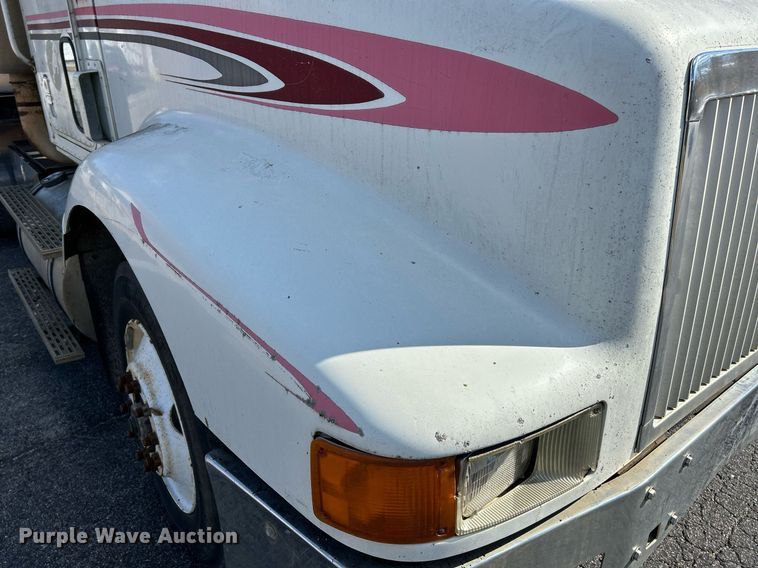 image for item NR9337 1993 International 9400  flatbed truck