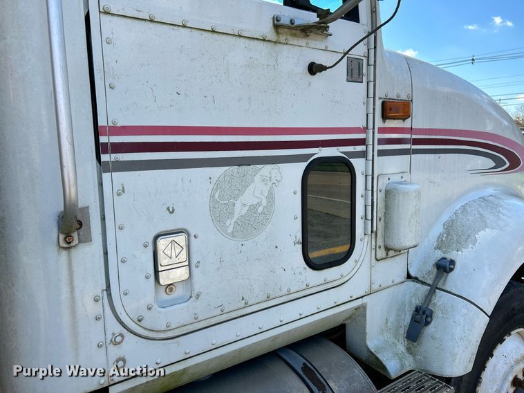 image for item NR9337 1993 International 9400  flatbed truck