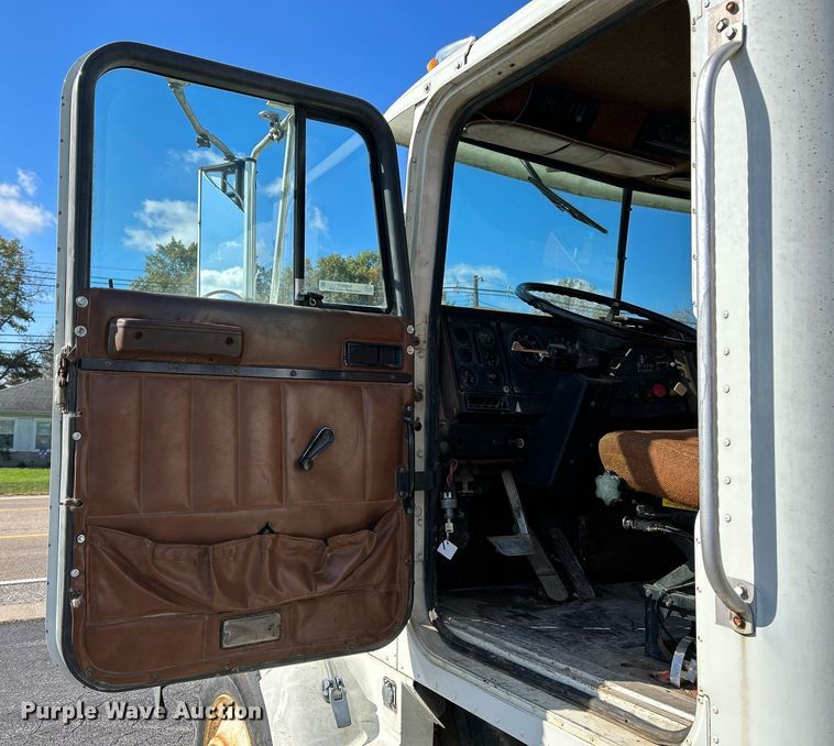 image for item NR9337 1993 International 9400  flatbed truck