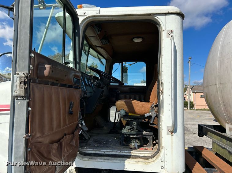 image for item NR9337 1993 International 9400  flatbed truck