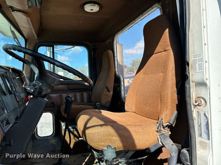 image for item NR9337 1993 International 9400  flatbed truck