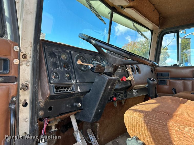 image for item NR9337 1993 International 9400  flatbed truck