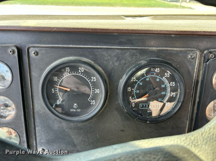 image for item NR9337 1993 International 9400  flatbed truck